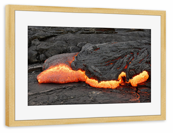 Poster mit Rahmen kiefer "Glühende Lava tritt aus" artboxONE - Natur,Abstrakt,Reise / Länder