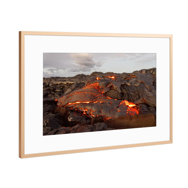 Poster mit Rahmen Kupfer "Lava tritt aus einer Erdspalte aus" artboxONE - Natur,Reise,Reise / Länder