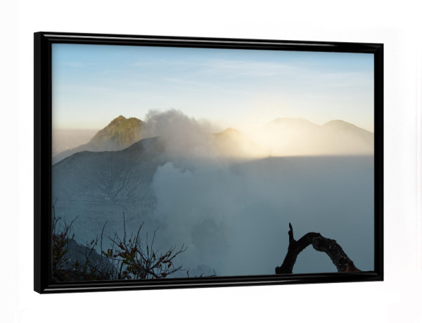 Poster mit schwarzem Rahmen "Erstes Tageslicht am Vulkan Ijen" artboxONE - Natur,Reise,Reise / Asien