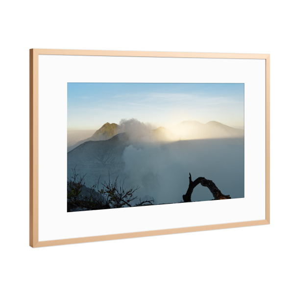 Poster mit Rahmen Kupfer "Erstes Tageslicht am Vulkan Ijen" artboxONE - Natur,Reise,Reise / Asien