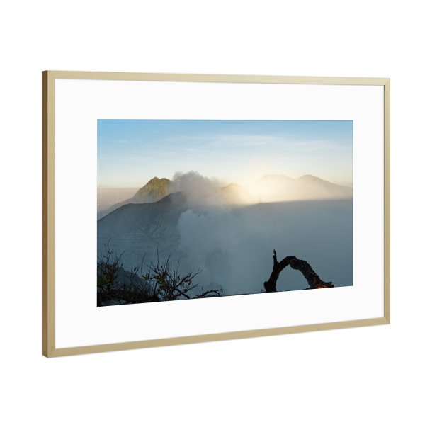Poster mit Rahmen Gold "Erstes Tageslicht am Vulkan Ijen" artboxONE - Natur,Reise,Reise / Asien