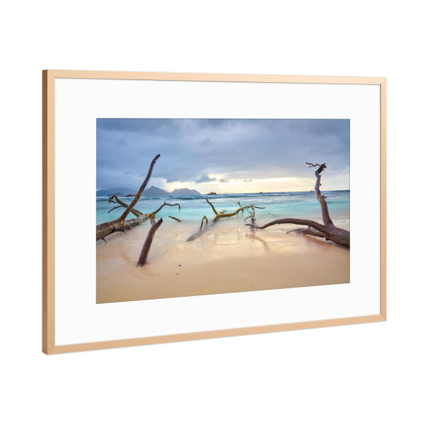 Poster mit Rahmen Kupfer "Wolken über La Digue" artboxONE - Natur,Reise,Reise / Strand und Meer,Reise / Afrika