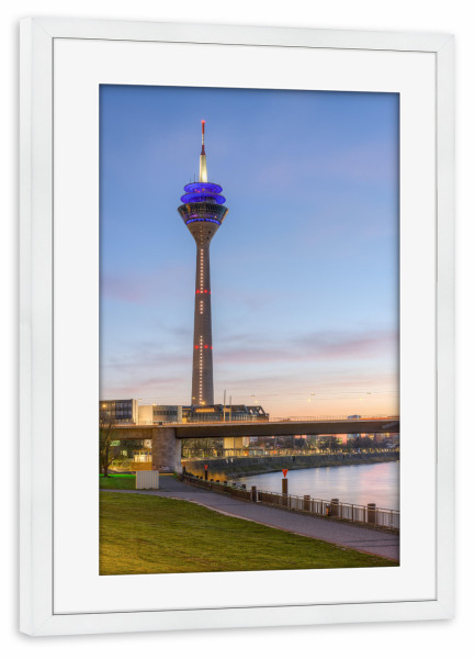 Poster mit Rahmen weiß "Rheinturm in Düsseldorf" artboxONE - Städte,Reise,Architektur,Städte / Düsseldorf