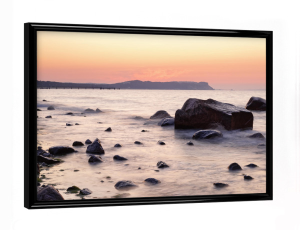 Poster mit schwarzem Rahmen "Steinstrand im Abendlicht" artboxONE - Natur,Reise / Strand und Meer