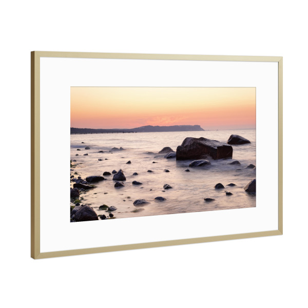 Poster mit Rahmen Gold "Steinstrand im Abendlicht" artboxONE - Natur,Reise / Strand und Meer