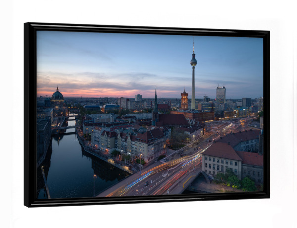 Poster mit schwarzem Rahmen "Berlin zur blauen Stunde" artboxONE - Städte,Städte / Berlin,Reise,Reise / Länder