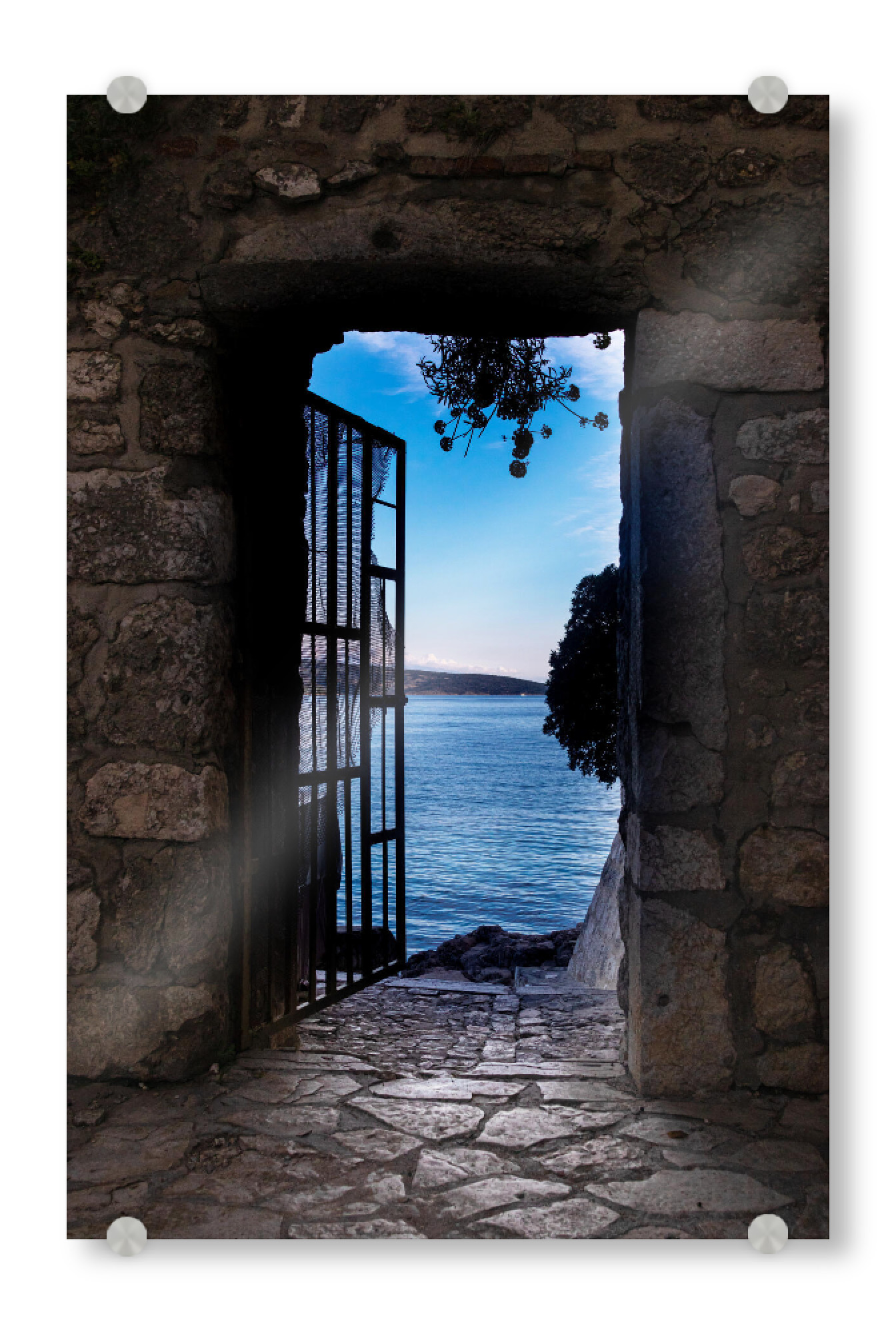 Acrylglasbild "Tür zum Meer" artboxONE - Architektur,Reise / Strand und Meer,Buchstaben / M,Buchstaben / T
