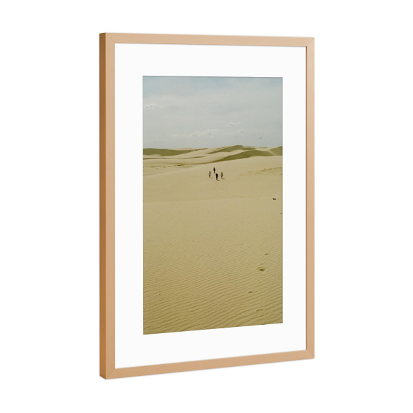 Poster mit Rahmen Kupfer "Together on a sand dune" artboxONE - Natur,Reise,Menschen,Reise / Strand und Meer,Reise / Afrika
