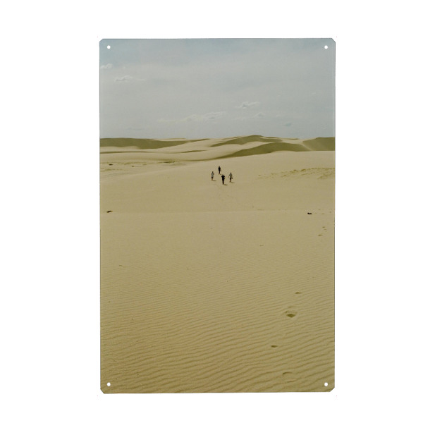 Metall Poster "Together on a sand dune" artboxONE - Natur,Reise,Menschen,Reise / Strand und Meer,Reise / Afrika