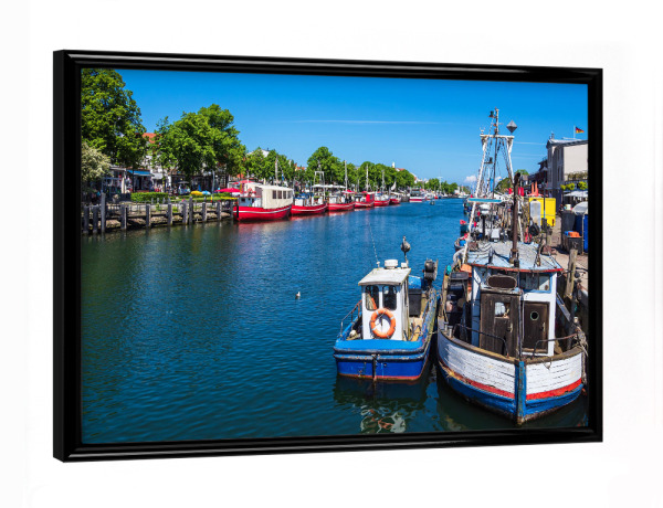 Poster mit schwarzem Rahmen "Alter Strom mit Fischkutter" artboxONE - Städte,Natur,Reise