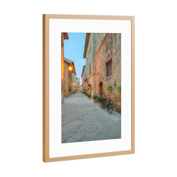 Poster mit Rahmen Kupfer "Straße durch Pienza, Toskana" artboxONE - Städte,Reise,Reise / Länder