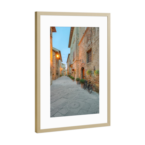 Poster mit Rahmen Gold "Straße durch Pienza, Toskana" artboxONE - Städte,Reise,Reise / Länder