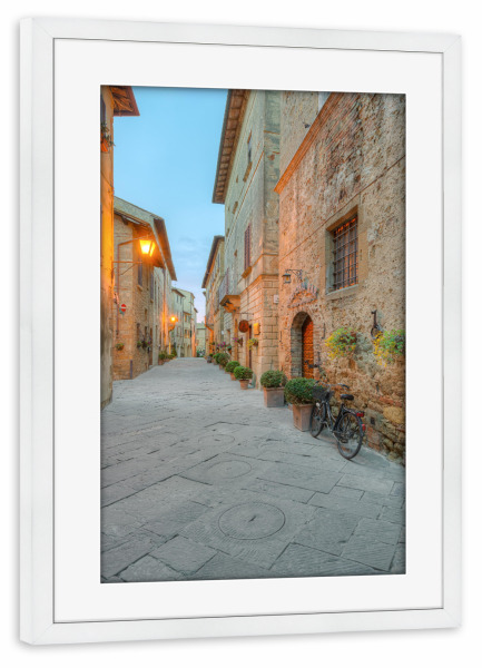 Poster mit Rahmen weiß "Straße durch Pienza, Toskana" artboxONE - Städte,Reise,Reise / Länder
