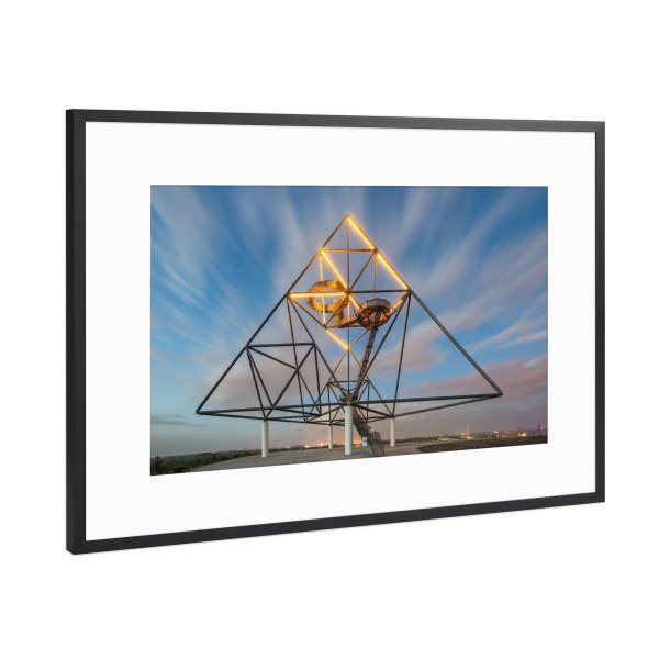 Poster mit Rahmen Schwarz (Metallic) "Tetraeder Bottrop am Abend" artboxONE - Reise,Architektur,Reise / Länder