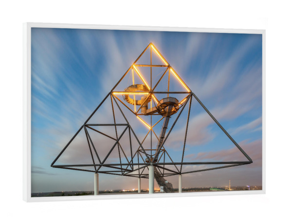 Poster mit weißem Rahmen "Tetraeder Bottrop am Abend" artboxONE - Reise,Architektur,Reise / Länder