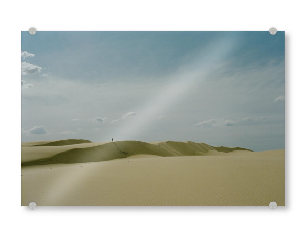 Acrylglasbild "Alone on a Sand Dune" artboxONE - Natur,Reise,Menschen,Reise / Strand und Meer,Reise / Afrika