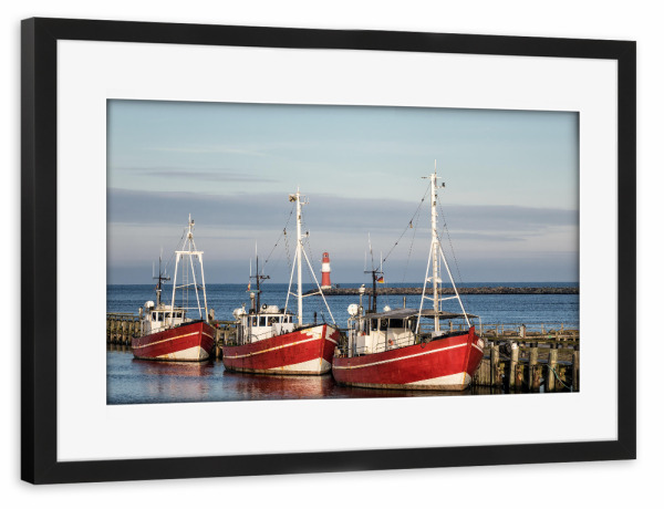 Poster mit Rahmen schwarz "Fischerboote und Mole" artboxONE - Reise / Strand und Meer