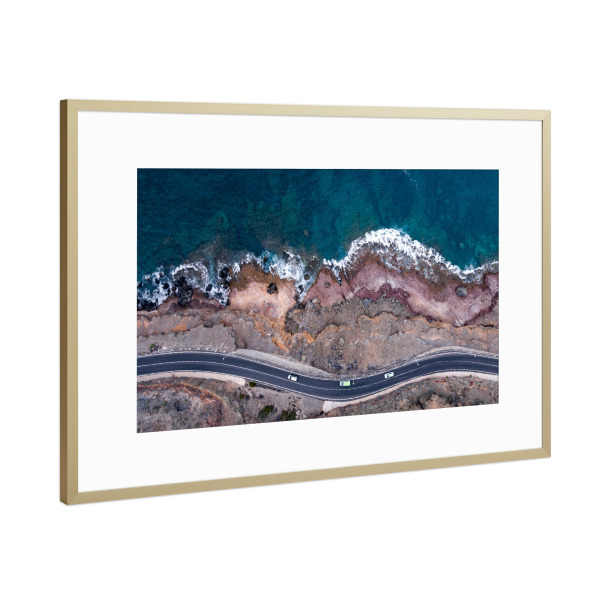 Poster mit Rahmen Gold "Coastal road" artboxONE - Natur,Reise,Abstrakt,Reise / Strand und Meer,Automobile