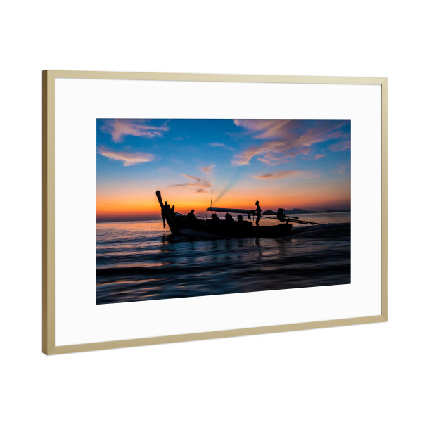 Poster mit Rahmen Gold "Fischerboot bei Sonnenuntergang" artboxONE - Natur,Reise / Asien