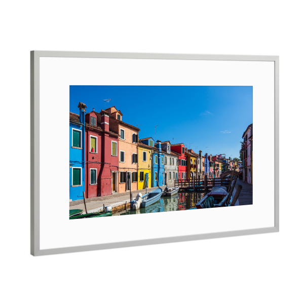 Poster mit Rahmen Silber "Bunte Häuser auf Burano" artboxONE - Städte,Reise,Architektur,Städte / Venedig