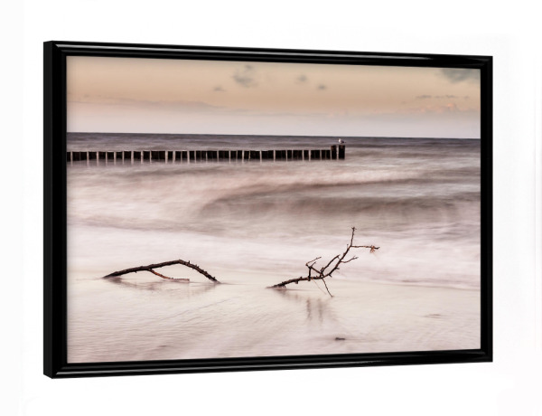 Poster mit schwarzem Rahmen "Buhne und Treibgut" artboxONE - Natur,Reise,Reise / Strand und Meer