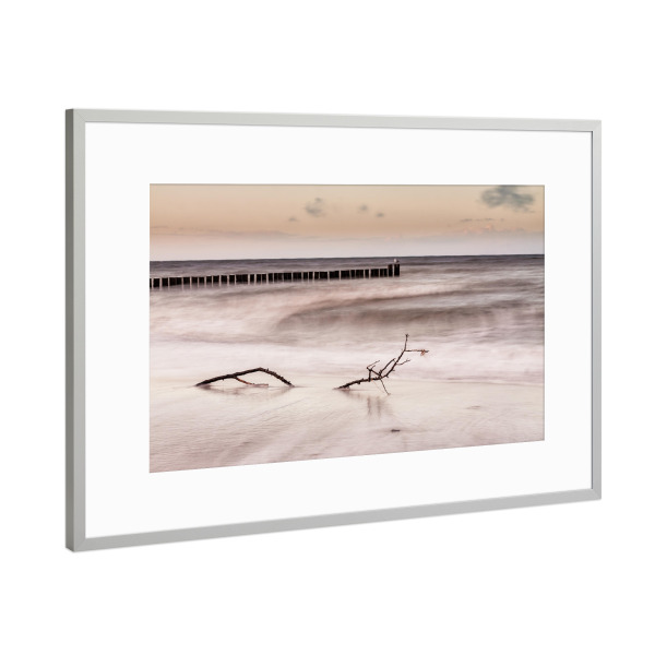 Poster mit Rahmen Silber "Buhne und Treibgut" artboxONE - Natur,Reise,Reise / Strand und Meer