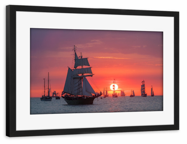 Poster mit Rahmen schwarz "Segelschiffe im Sonnenuntergang" artboxONE - Natur,Reise,Reise / Strand und Meer