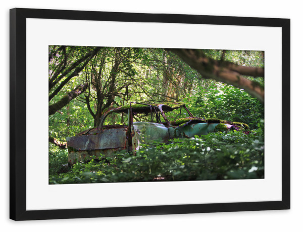Poster mit Rahmen schwarz "Old Car in the Woods" artboxONE - Natur,Automobile,Buchstaben / A,Buchstaben / L,Buchstaben / U