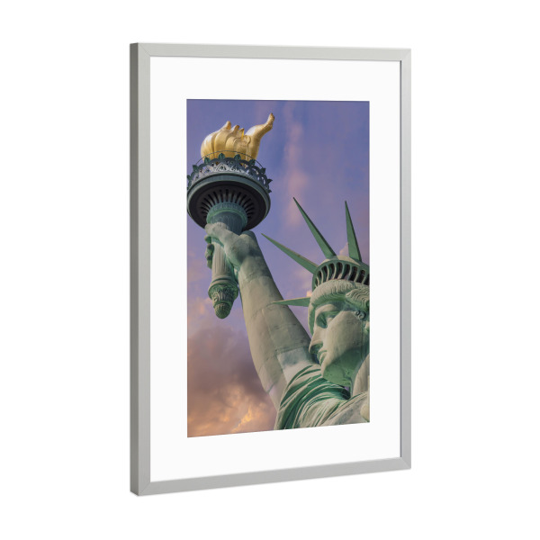 Poster mit Rahmen Silber "Freiheitsstatue Sonnenuntergang" artboxONE - Städte,Städte / New York,Architektur