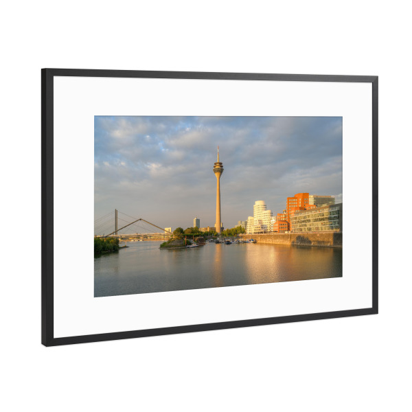 Poster mit Rahmen Schwarz (Metallic) "Goldene Stunde in Düsseldorf" artboxONE - Städte,Reise,Architektur,Städte / Düsseldorf