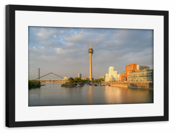 Poster mit Rahmen schwarz "Goldene Stunde in Düsseldorf" artboxONE - Städte,Reise,Architektur,Städte / Düsseldorf