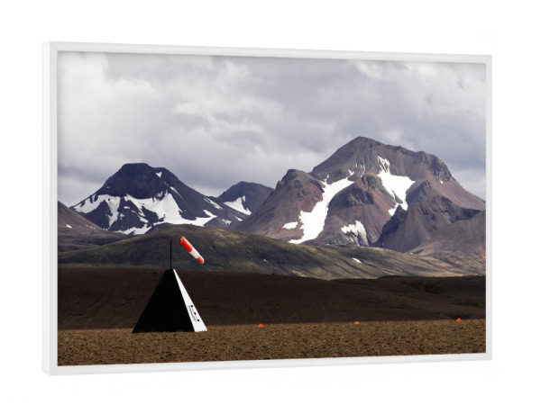 Poster mit weißem Rahmen "Landebahn vor Bergkette" artboxONE - Natur,Reise,Reise / Länder