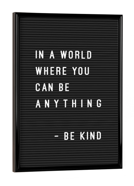 Poster mit schwarzem Rahmen "Letterboard Be Kind" artboxONE - Typografie,Schwarzweiß,Buchstaben
