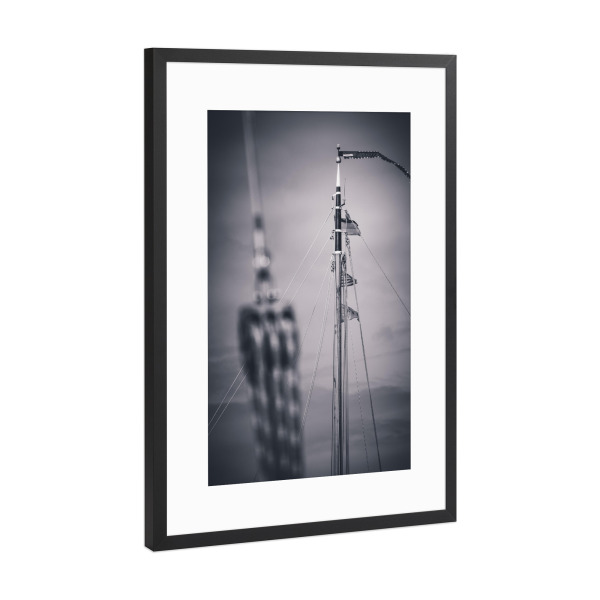 Poster mit Rahmen Schwarz (Metallic) "Segelmast" artboxONE - Reise,Schwarzweiß,Reise / Strand und Meer