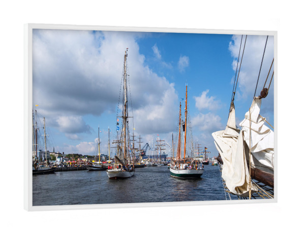 Poster mit weißem Rahmen "Segelschiffe auf der Hanse Sail" artboxONE - Reise,Reise / Strand und Meer,Städte / Weitere