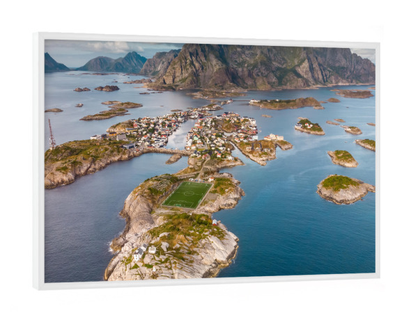 Poster mit weißem Rahmen "Henningsvaers Fußballfeld" artboxONE - Natur,Reise,Reise / Strand und Meer,Reise / Länder,Sport / Fußball
