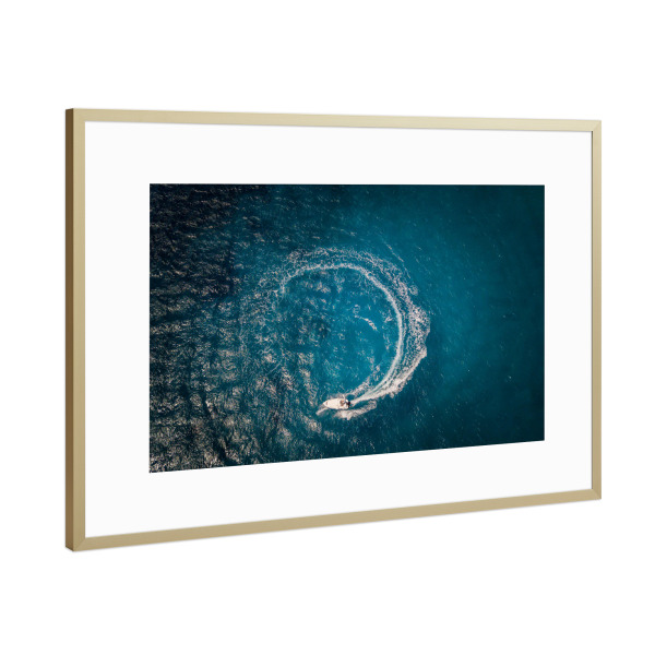 Poster mit Rahmen Gold "Speed boat in circle motion" artboxONE - Natur,Reise,Reise / Strand und Meer