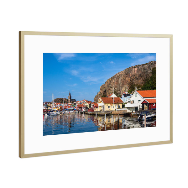 Poster mit Rahmen Gold "Die Stadt Fjällbacka in Schweden" artboxONE - Reise,Architektur,Reise / Strand und Meer,Städte / Weitere