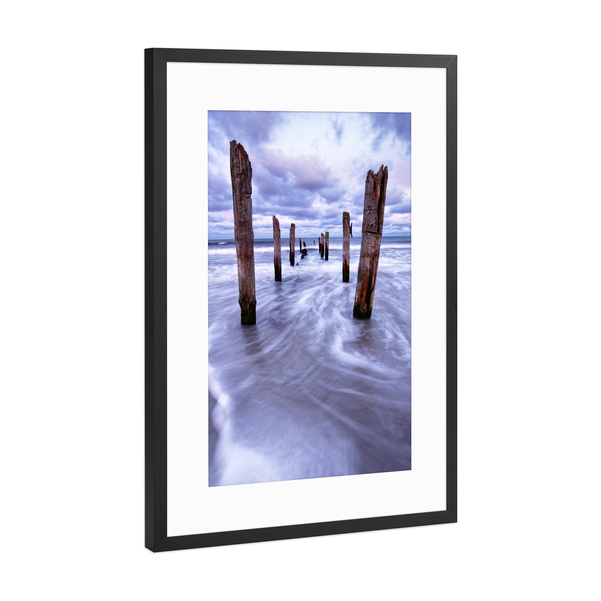 Poster mit Rahmen Schwarz (Metallic) "Holzpfosten am Ostseestrand" artboxONE - Natur,Reise / Strand und Meer