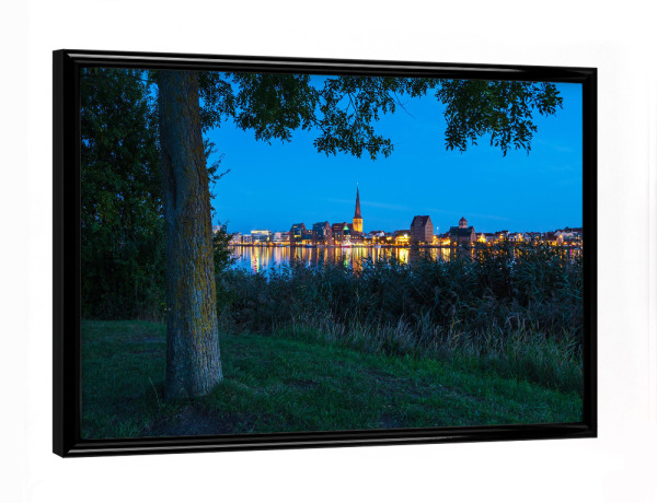 Poster mit schwarzem Rahmen "Baum an der Warnow bei Nacht" artboxONE - Natur,Reise,Architektur,Städte / Weitere