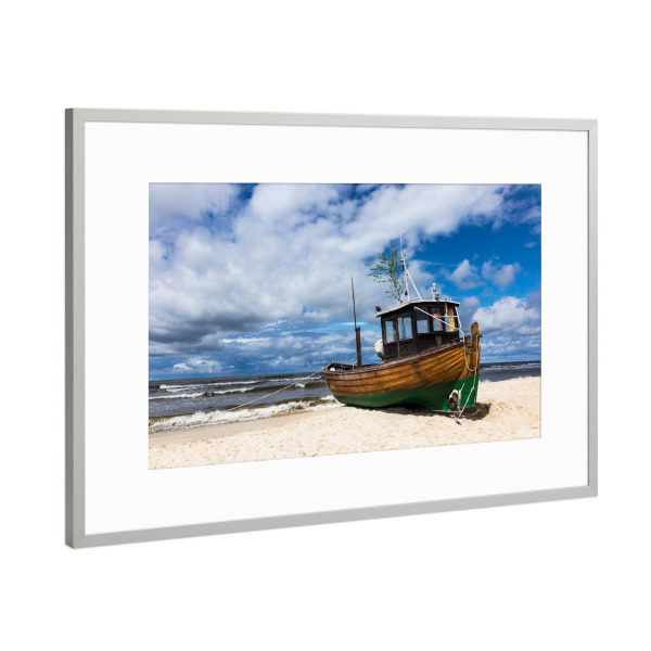 Poster mit Rahmen Silber "Fischerboot am Strand" artboxONE - Natur,Reise / Strand und Meer