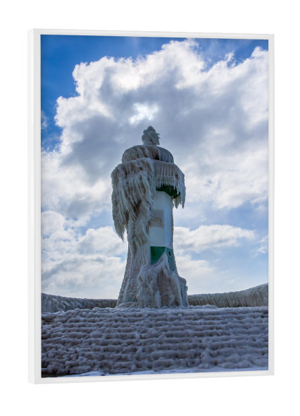 Poster mit weißem Rahmen "Leuchtturm von Sassnitz im Winter" artboxONE - Natur,Reise,Architektur,Reise / Strand und Meer