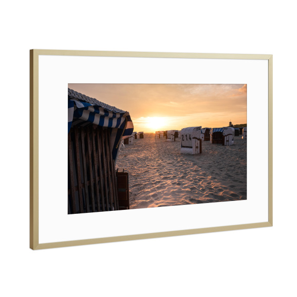 Poster mit Rahmen Gold "Strandkörbe in der Morgensonne" artboxONE - Natur,Reise / Strand und Meer