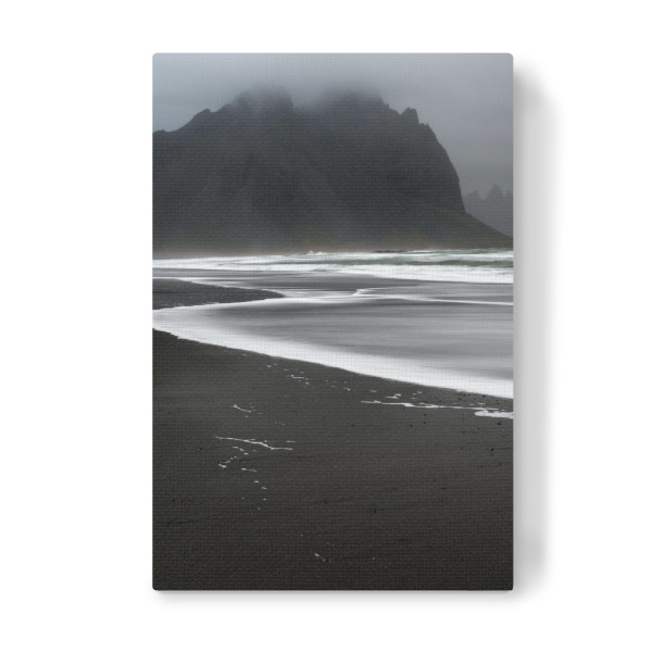 Leinwandbild "Stokksnes bw" artboxONE - Natur,Reise - Stokksnes,Mountain,Clouds,Ocean,White,Iceland,Black,Sand,Shore,Waves,Natur,Nature,Berge