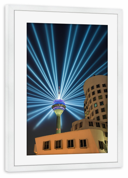 Poster mit Rahmen weiß "Rheinkomet meets Gehry" artboxONE - Reise,Architektur,Städte / Düsseldorf