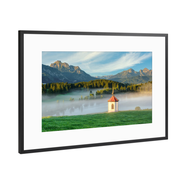Poster mit Rahmen Schwarz (Metallic) "Kapelle am Hergratsrieder See" artboxONE - Natur,Reise