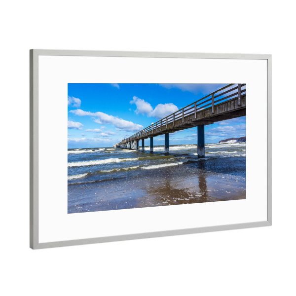 Poster mit Rahmen Silber "Die Seebrücke in Zingst" artboxONE - Natur,Reise,Architektur,Reise / Strand und Meer