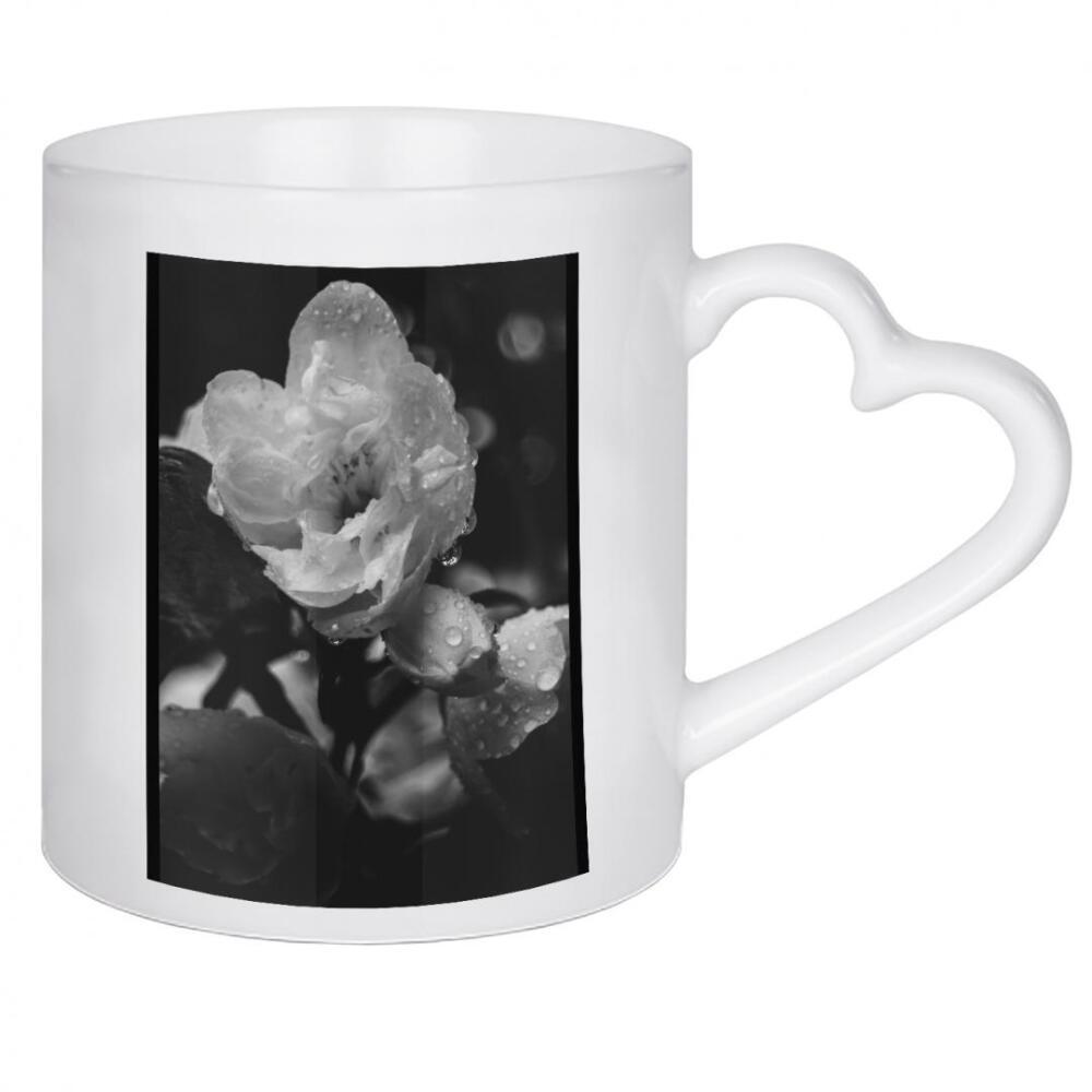 Herztasse "Blüte im Regen" artboxONE - Natur,Floral,Schwarzweiß