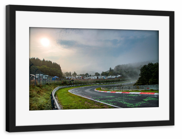 Poster mit Rahmen schwarz "Brünnchen am Morgen" artboxONE - Sport / Motorsport