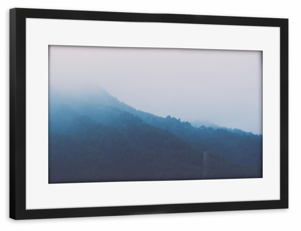Poster mit Rahmen schwarz "Waldhang im Nebel" artboxONE - Natur - Nebel,Dunst,Wald,Mystisch,Natur,Nature,Fog,Foggy